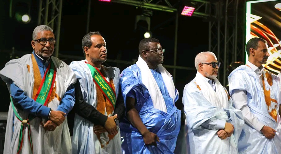 تكريم الشخصيات على خشبة المسرح